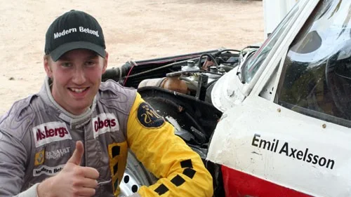 Emil Axelsson är kartläsare i rally i vanliga fall, men i Semesterracet sätter han sig själv bakom ratten. Foto: Joakim Myllgren