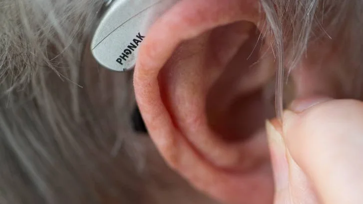 Många hörselskadade har nytta av teleslingor som finns i vissa offentliga lokaler. Sådana borde det finnas fler av, menar skribenten.