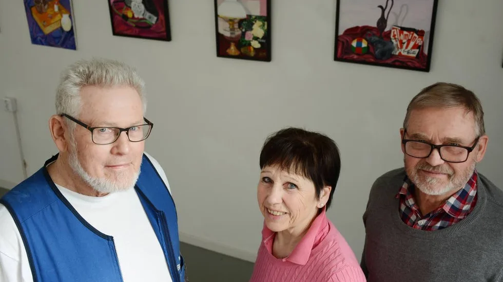 En trio i Seniorgruppen som jobbar med utställningen. Fr.v Stig-Erik Eriksson, Ingegerd Holmberg och Allan Karlsson, som alla också ställer ut målningar på utställningen.