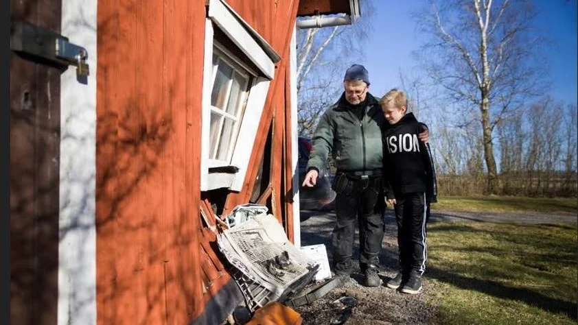 Bo Johansson tillsammans med sin brorson David Danielsson vid garagebyggnaden.