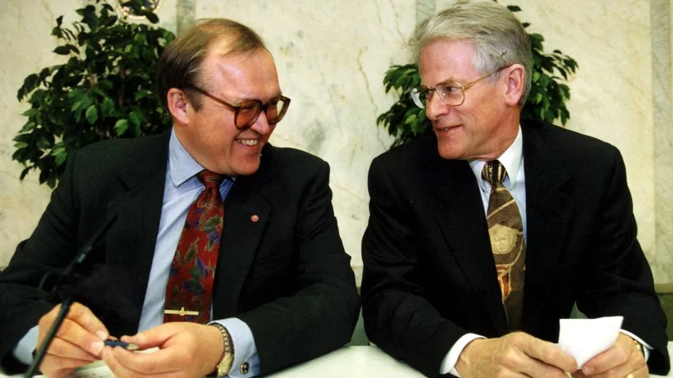 S-regeringen med finansminister Göran Persson och statsminister Ingvar Carlsson införde den "tillfälliga" värnskatten 1995.