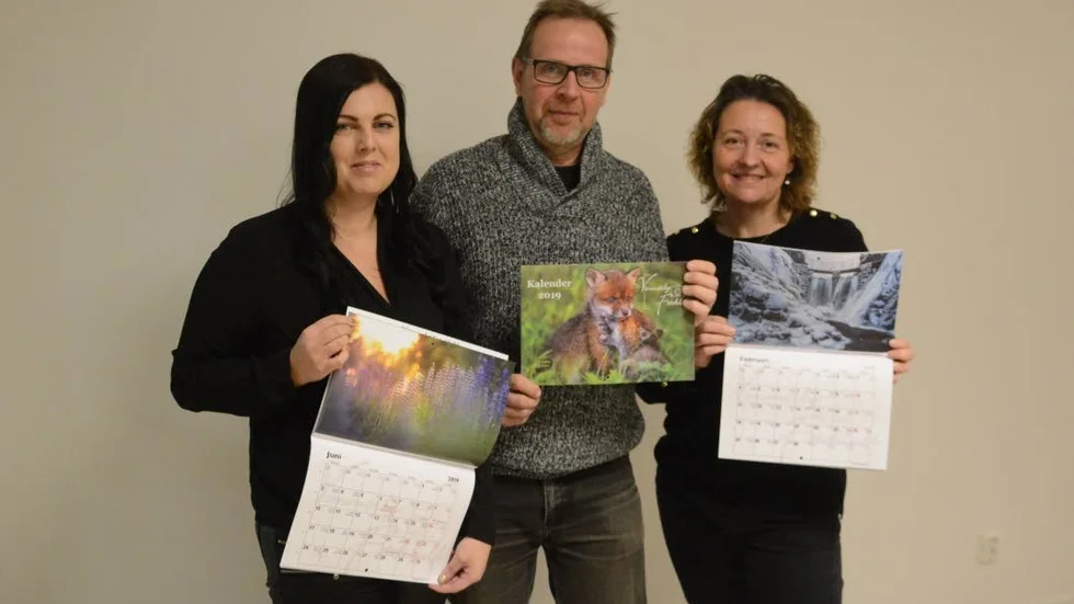 Styrelseledamöterna Emmelie Karlsson, Bertil Andersson och Marita Andersson visar stolt upp Vimmerby Fotoklubbs allra första egenframtagna kalender.
