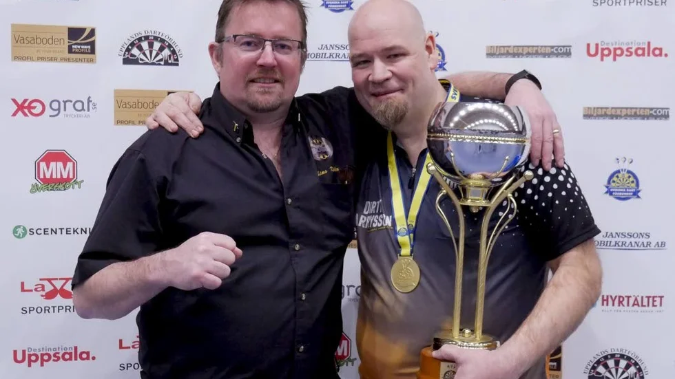 Andreas "Didde" Harrysson, till höger, tog fyra medaljer i Dart-SM. Bland annat ett guld tillsammans med dubbelpartnern Tobias Köhler.