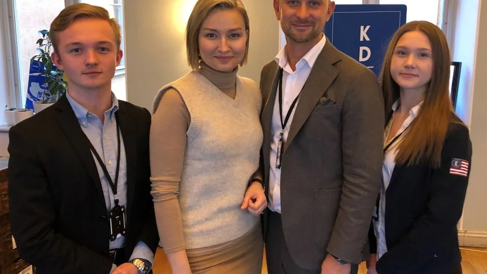 Gymnasieeleverna Albin Bågenhammar och Rebecca Johansson tillsammans med partiledare Ebba Busch Thor och riksdagsledamot Jimmy Loord, under deras praktik i riksdagen.
