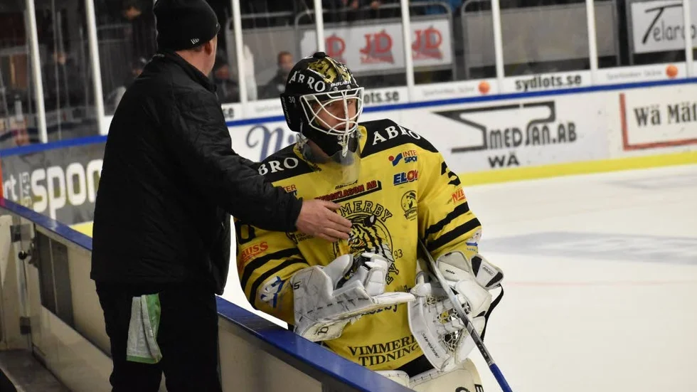 Tomas Rydén klappades om av materialförvaltaren Michael Milton.