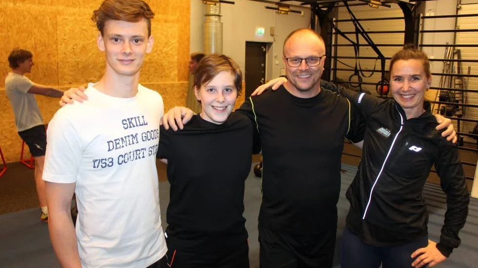 Lukas Kahrle, Jakob Zetterholm, Peter Kahrle och instruktören Bea Lindström på plats i träningslokalen när Idrottsresan gjorde ett besök för att ta reda på vad motocrossåkare gör på vintern.