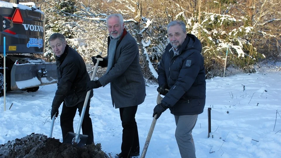 Kommunstyrelsens ordförande Hans Måhagen (S), flankeras av grävande ordförande för samhällsbyggnadsnämnden till vänster Björn Hoflund (M), och ordförande föär socialnämnden till höger, Roger Rydström (S). Foto: Ingela Waldau Wass