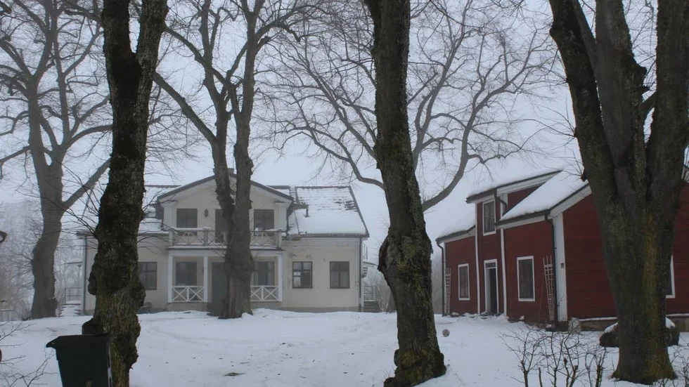 Ej för permanentboende. Mangårdsbyggnad säljs inte som bostad annan än tillfälligt och för övernattning.