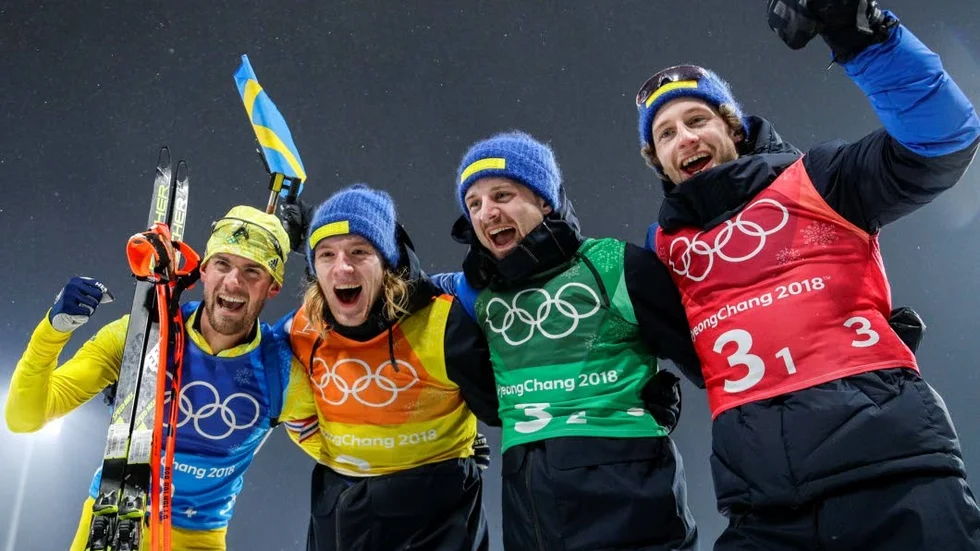 Guldhjältar. Sverige ska satsa på att arrangera stora mästerskap, inte OS. Att talangerna Hanna Öberg, Sebastian Samuelsson, Jesper Nelin och Peppe Femling fick se skidskytte-VM på hemmaplan 2008 hade säkert stor betydelse för deras fortsatta satsning och det genombrott vi sett nu i Pyeongchang. På bilden guldjublar veteranen Fredrik Lindström med nämnda Samuelsson, Nelin och Femling.