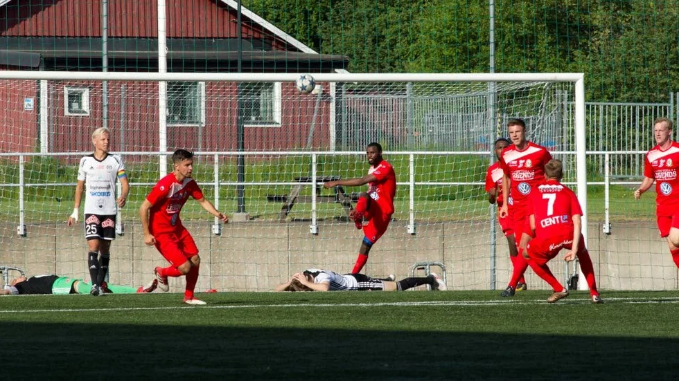 Jesper Beurling har precis gjort 1-1 för AFK Linköping mot Maif. Då stod matchklockan på 96 minuter.