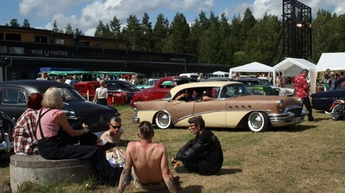 Härligt väder, välputsade bilar och en underbar gemenskap, då det var Hayridefest utanför Metropol under helgen.