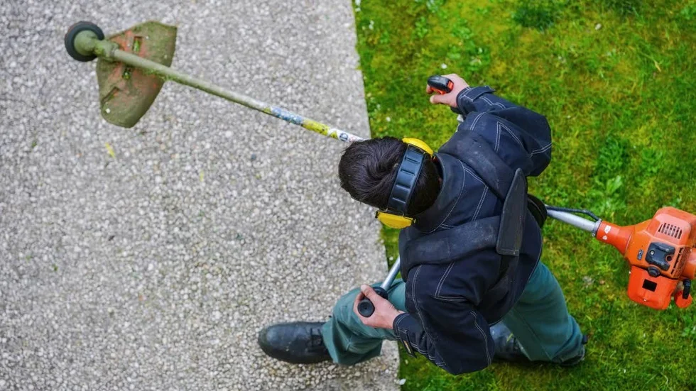 Samarbetet med näringslivet var inte okej. Nu måste kommunen snabbt ordna fram ett stort antal sommaranställningar till ungdomar.