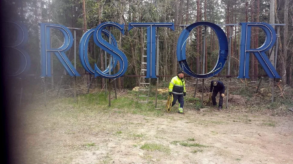 De drygt två meter höga bokstäverna är nedplockade. Skylten ska renoveras och lysa desto bättre – men intresseföreningen behöver hjälp med finansieringen.