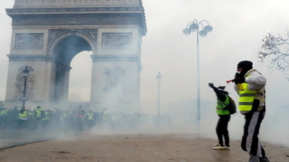 De Gula västarna löper amok vid Triumfbågen i Paris.