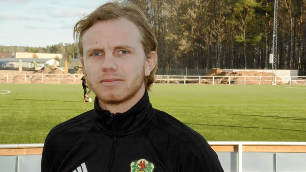 Sebasthian Svensson har bestämt sig för att fortsätta sin spelarkarriär i Hultsfreds FK.