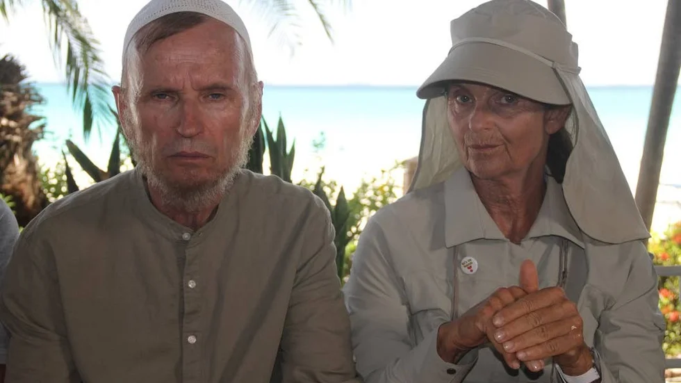 Johan Ulveson och Suzanne Reuter i ”Lyrro – ut och invandrarna”.