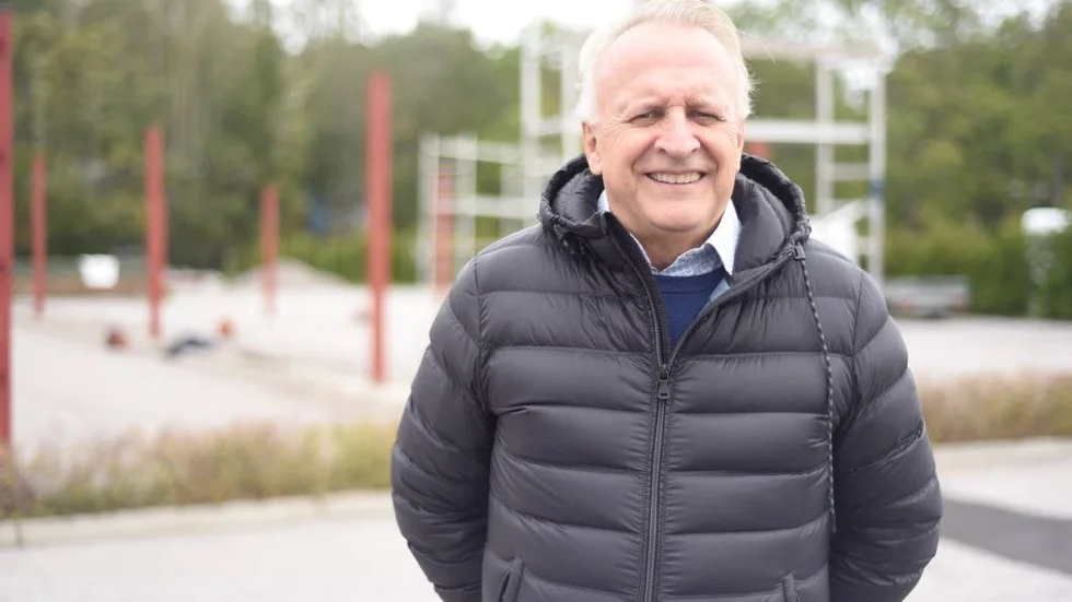 Micael Glennfalk har påbörjat bygget av tio laddstationer vid Björkbacken. En investering för miljön på runt en miljon kronor.