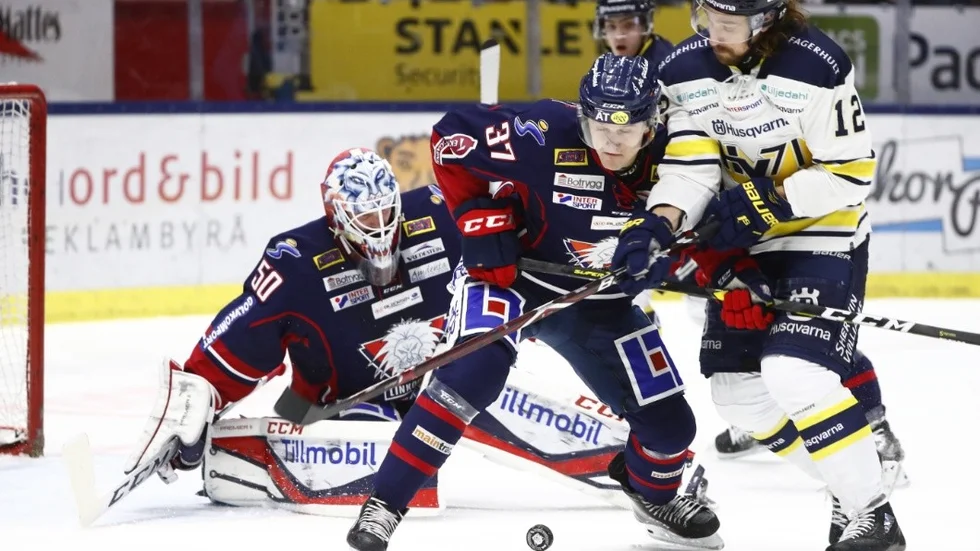 LINKÖPING 20190105
Linköpings Adam Ginning och HV71:s Andreas Thuresson framför Linköpings målvakt Jonas Gustavsson under lördagens ishockeymatch i SHL mellan Linköping HC och HV71  i SAAB  Arena.
Foto: Stefan Jerrevång / TT / kod  60160