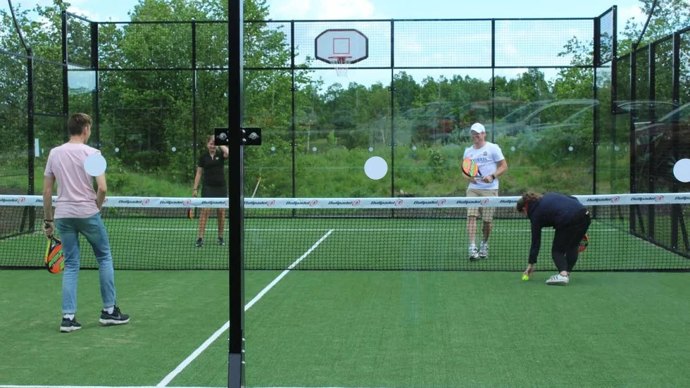 Padeltennis är populärt. Nästa vår ska Storebro IF ha sin bana klar. På bilden Loftahammars GK:s padeltennisbana.
