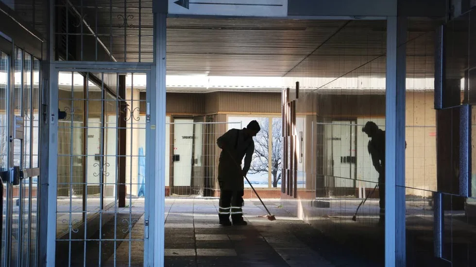 Räddningstjänsten fick sanera oljespillet vid ingången till Hälsocentralen, eftersom plattorna i gången blev såphala.