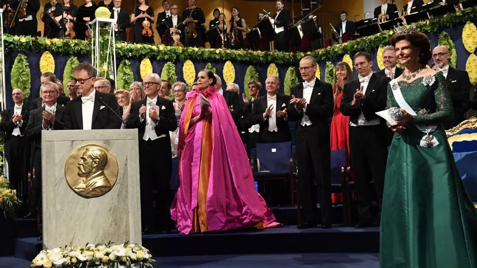 Sara Danius är årets svensk enligt Christer Kustvik. Här med Carl-Henrik Heldin (t v), ordförande i Nobelstiftelsens styrelse, vid prisutdelningen av Nobelprisen. Till höger drottning Silvia.