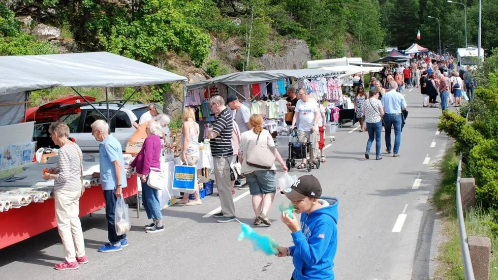 Om en vecka är vägen genom Björkfors full av knallar och marknadsbesökare.