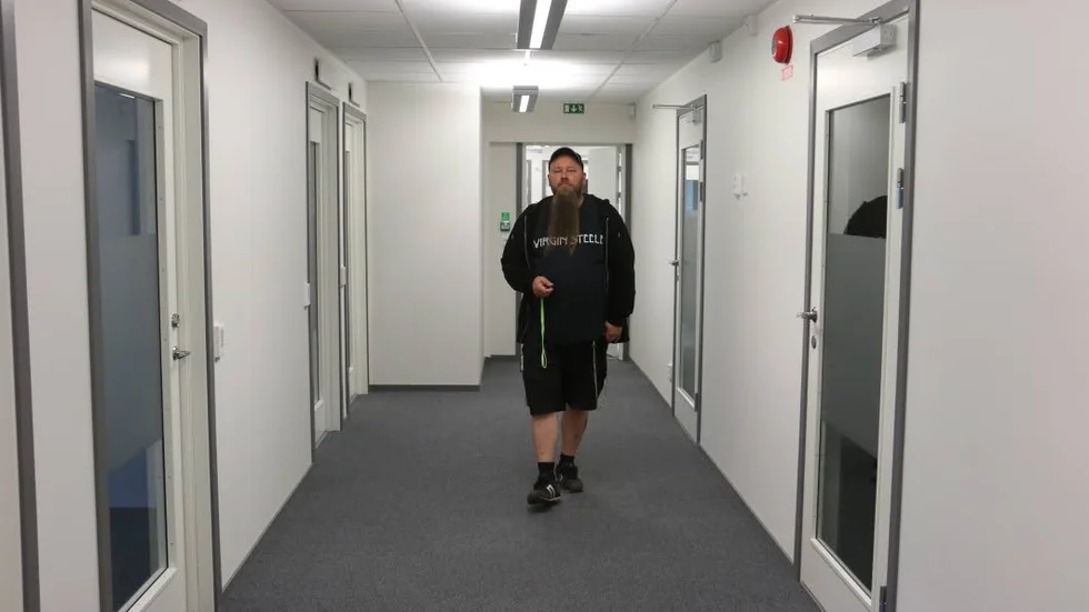 Vitt och fräscht, med toppmodern teknik. Robert Andersson visar runt i de nybyggda lokalerna för Integrations- och arbetsenheten.