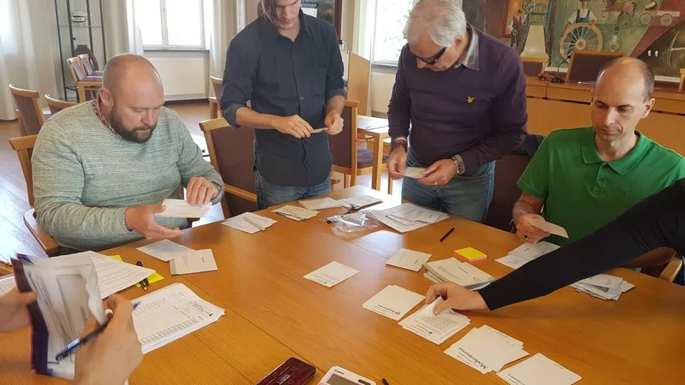 Onsdagens rösträkningen ändrade inte mandatfördelningen. Här syns valnämndens ordförande Carl Donnér (M), kommunsekreterare Joakim Karlsson och valnämndens ledamöter Sirvan Mostafaey (S) och Tobias Båtwijk (M).