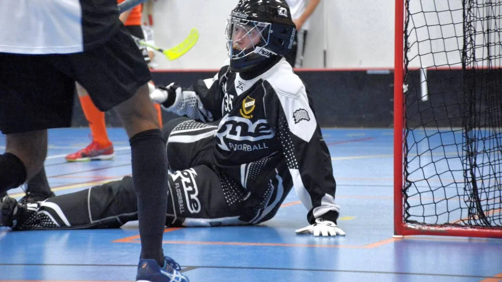 Joakim Claesson uppvaktas av Ledberg i division ett.
