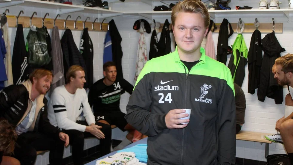 Jesper Hallberg, bara 21 år gammal, säger att det känns "extremt intressant och utvecklande" att vara med och leda ett A-lag. Med Mantorp vill han hamna topp tre i ettan.