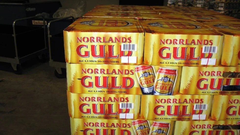 Smugglingen av drygt ett ton dryckesvaror skedde från Tyskland via Danmark och in med färjan till Helsingborg. Beslaget av öl på bilden har inget med artikeln innehåll att göra. Foto: Tullverket/TT