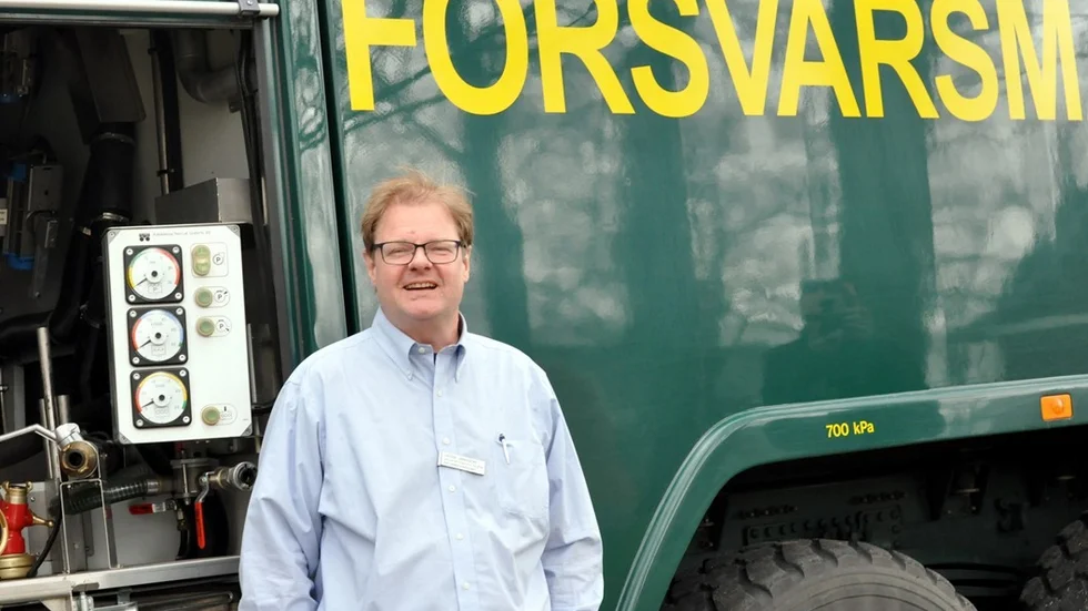 Lasse Jansson berättar att Försvarsmakten visar helikoptrar, flygplan och fordon på marken. Alltså inga luftövningar denna gång. Foto: Tommy Petersson