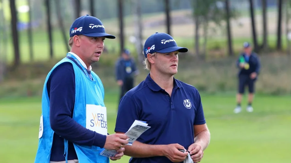 Henric Sturehed och caddien Max Rinnesjö laddar upp för tourtävlingen i Tjeckien.