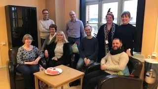 KD kom med en tårta för att uppmuntra personalen på Kulturskolan som uppskattade både besöket och tårtan.