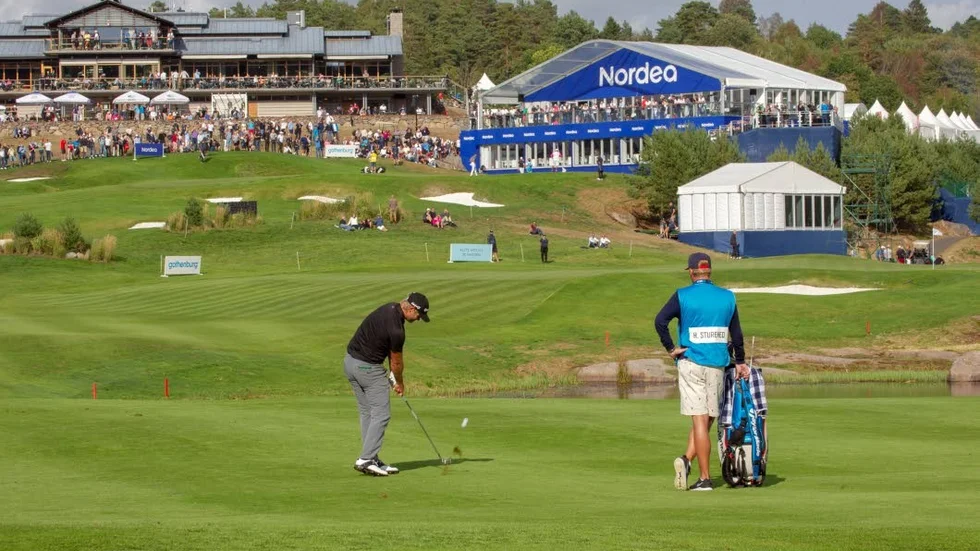 Henric Sturehed och caddien Max Rinnesjö fick bara två varv på vackra Hills golfklubb. Resultatet räckte inte till att klara kvalgränsen.