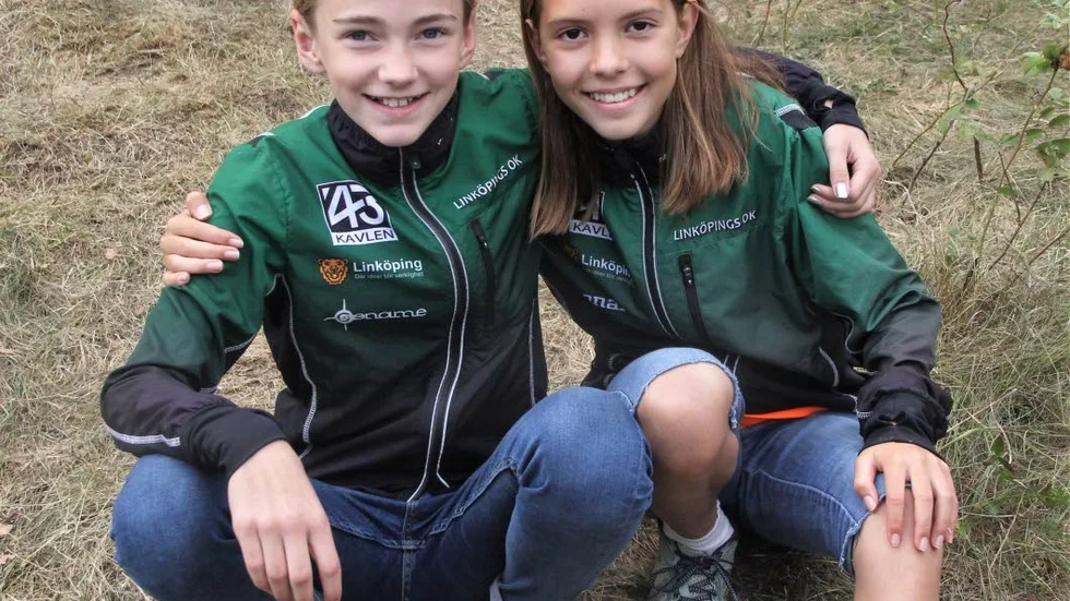 Ebba Skullman, till vänster, och Sigrid Ljunggren, båda Linköpings OK, hade stora framgångar vid helgens Kolmårdsträffen i orientering. Båda tog var sin seger och var sin andra plats i D 12 respektive D 14 under de två tävlingsdagarna vid Mela, mitt inne i Kolmården.