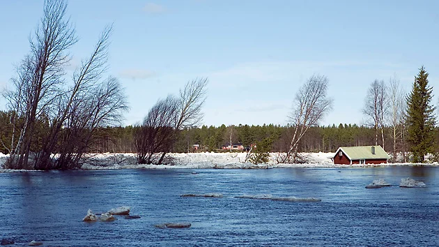 ARKIVBILD. Islossningen 2008. Trycket mot en del stugor och uthus var stort. Den här bastun i Erkheikki låg mycket illa till.