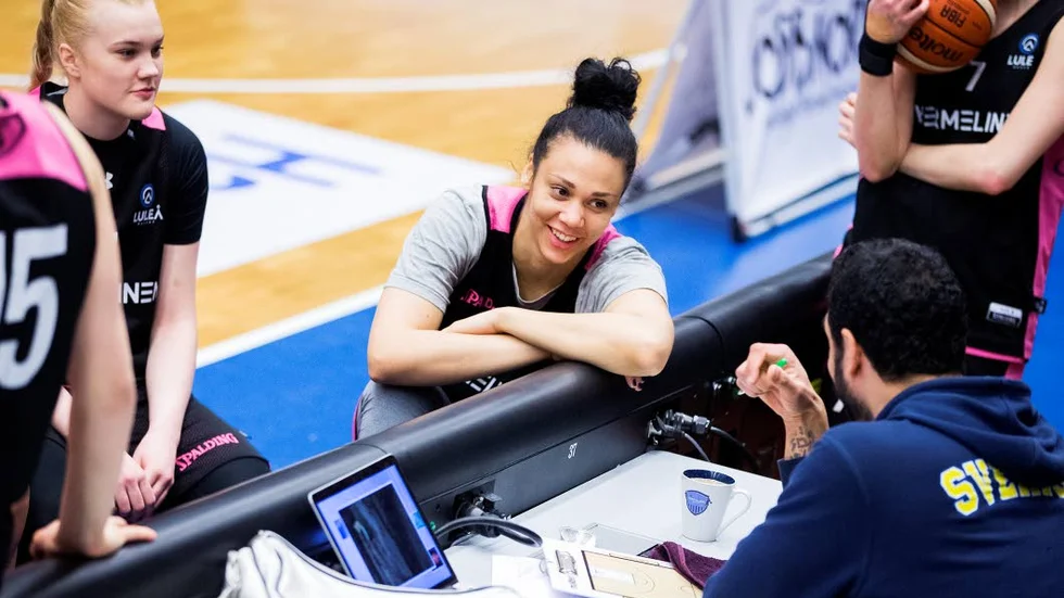 Danielle Hamilton-Carter pratar med coachen Jens Tillman på tisdagens träning.