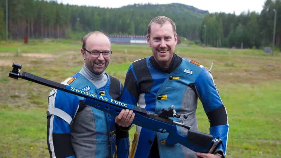 GLADA GULDMEDALJÖRER. F21-skyttarna Urban Johansson och Henrik Hansson lämnade förbundsmästerskapen i Boden med varsin guldmedalj.