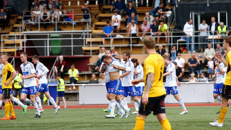 Hjälten. Tvåmålsskytten Patrik Pettersen blir omklappad efter ett av målen mot Forward.
