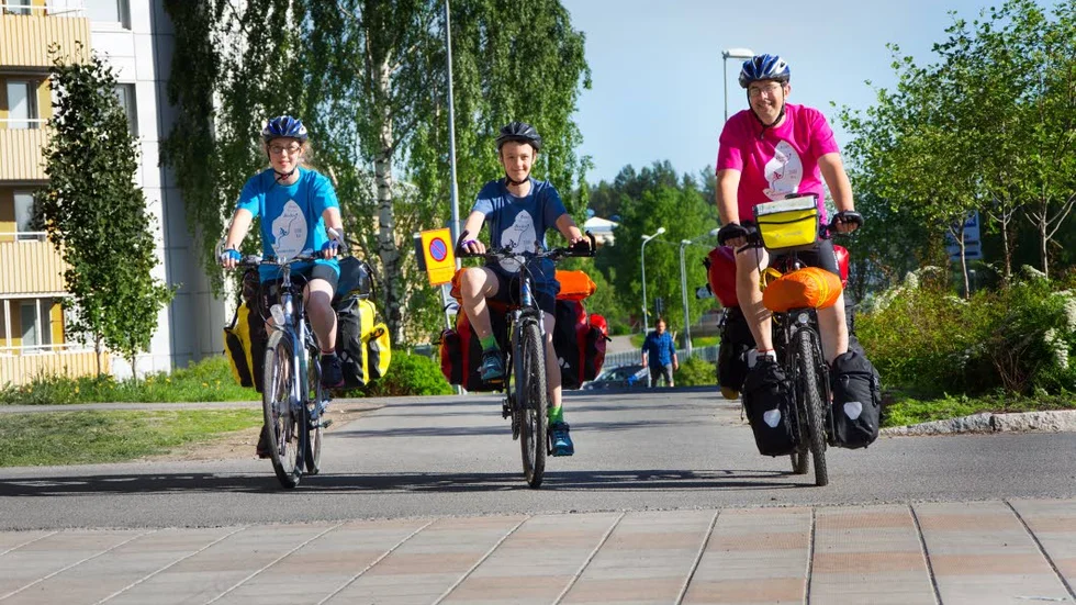 På väg. För två veckor sedan började trion Hedda Nooij, David Nooij och Adde Nooij sin drygt 250 mil långa cykeltur genom Sverige och delar av Europa. Destinationen är Holland, dit trion från Boden beräknar att anlända i mitten av juli. Nu har trion tagit sig drygt 70 mil.