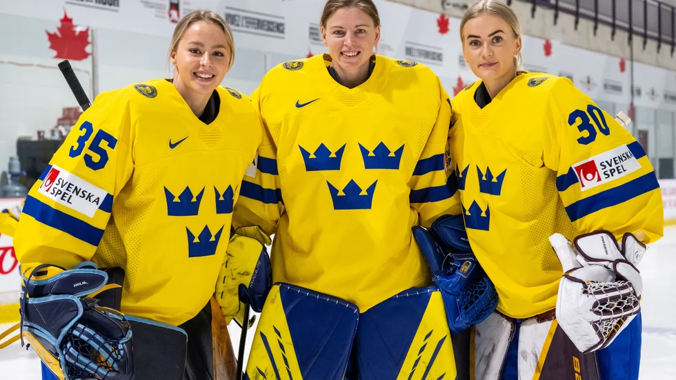 Skelleftetjejen Tindra Holm, till vänster, utgör tillsammans med Sara Grahn och Emma Söderberg  den svenska målvaktsuppsättningen under hockey-VM i Kanada.