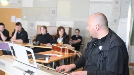 Harmonier och accord i varierande möten leks fram under helgens kurs i musikskapande i Övertorneå som leddes av Mikael Popovic.
