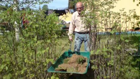"Här är jag på väg att begå brottet" säger Sven Nordmark när han ska beskriva bilden. FOTO: Jessica Wikman