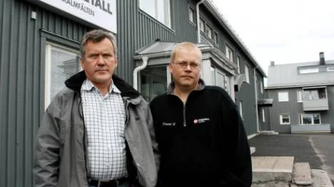 IF Metall Malmfälten kräver landstingsrådet Kent Ögrens avgång om inte beslutet gällande sommarens akutkirurgi i Kiruna ändras. Stig Starlind och Daniel Eneslätt på bilden.FOTO: Alexander Linder