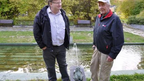 Ronnie Nordqvist och Per-Erik Häggström vill värna Grodparken - och tycker att ett högt hyreshus är en olämplig granne.FOTO: Lotta Nilsson