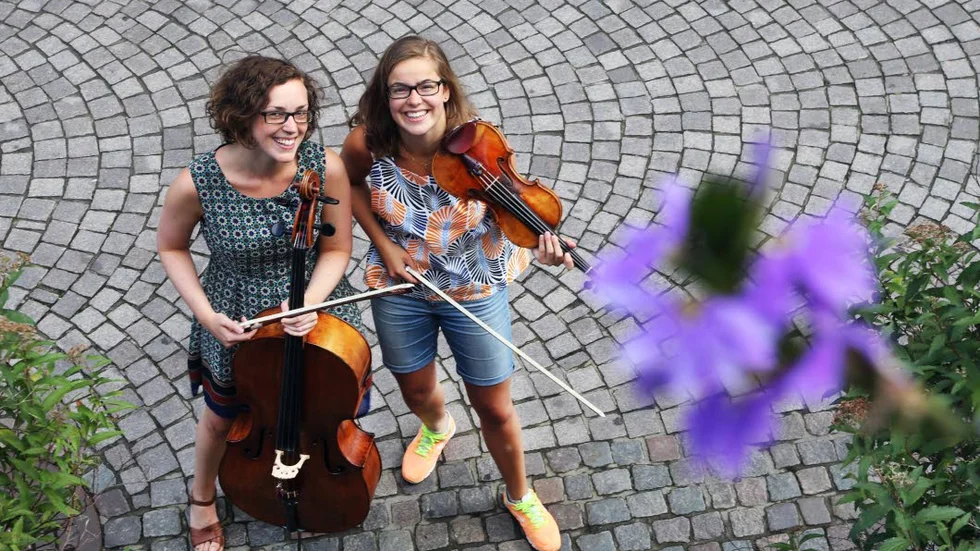 Konsertklara. Rebecka Lagman och Lovisa Ehrenkrona är två av de unga musikerna i Östgöta kammarsolister.