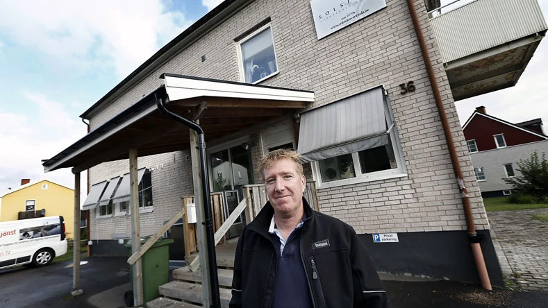Tomas Knutsson lägger ner vandrarhemmet. Han har tröttnat på konkurrensen från kommunen.