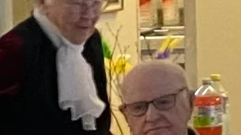 Pigga pensionärer när Albert Andersson bjöd in till kalas.