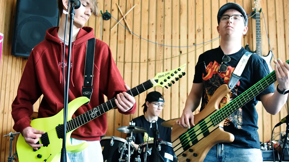 Tusen toner i Kiruna har fostrat många metalband genom åren och Seraph för traditionen vidare. Arvid Sturk, trummor, Anton Eliasson, bas, och Robin Häggrot, gitarr.